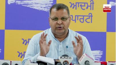 ਪਾਰਟੀ ਦੇ ਸੀਨੀਅਰ ਆਗੂ ਅਤੇ ਬੁਲਾਰੇ ਨੀਲ ਗਰਗ ਪੱਤਰਕਾਰਾਂ ਨਾਲ ਗੱਲਬਾਤ ਕਰਦੇ ਹੋਏ 