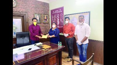 ਡੇਰਾਬੱਸੀ ਥਾਣਾ ਮੁਖੀ ਸਤਿੰਦਰ ਸਿੰਘ ਅਤੇ ਨਗਰ ਕੌਂਸਲ ਡੇਰਾਬੱਸੀ ਦੇ ਕਾਰਜਸਾਧਕ ਅਫ਼ਸਰ ਨੂੰ ਕੋਰੋਨਾ ਮਹਾਂਮਾਰੀ ਤੋਂ ਬਚਾਅ ਲਈ ਹੋਮੋਪੈਥਿਕ ਦਵਾਈਆਂ ਦੀ ਖ਼ਰਾਕ ਸੌਂਪਦੇ ਹੋਏ।