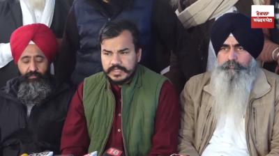 ਖਨੌਰੀ ਬਾਰਡ ’ਤੇ ਅਭਿਮਨਿਉ ਕੋਹਾੜ ਪੱਤਰਕਾਰਾਂ ਨਾਲ ਗੱਲਬਾਤ ਕਰਦੇ ਹੋਏ 