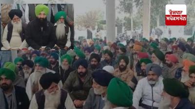 Farmers angry with farmer leader Jagjit Singh Dallewal gather in Patiala