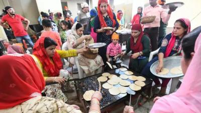 Gurdwara committee starts 10 places for laborers langar on wheels