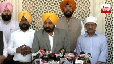  ਭਗਵੰਤ ਮਾਨ ਪੱਤਰਕਾਰਾਂ ਨਾਲ ਗੱਲਬਾਤ ਕਰਦੇ ਹੋਏ