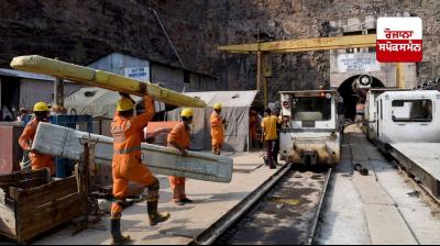   ਤੇਲੰਗਾਨਾ ਦੇ ਨਾਗਰਕੁਰਨੂਲ ਜ਼ਿਲ੍ਹੇ ’ਚ ਸੁਰੰਗ ਦੇ ਇੱਕ ਹਿੱਸੇ ਦੇ ਢਹਿ ਜਾਣ ਤੋਂ ਬਾਅਦ ਕੰਮ ਕਰਦੇ ਹੋਏ ਰਾਸ਼ਟਰੀ ਆਫ਼ਤ ਪ੍ਰਤੀਕਿਰਿਆ ਬਲ ਦੇ ਮੈਂਬਰ