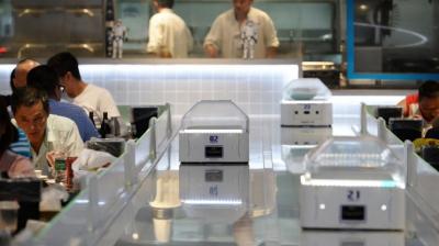 Chip labour: Robots replace waiters in China restaurant