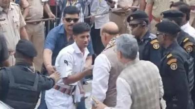 10ਵੀਂ ਦਾ ਵਿਦਿਆਰਥੀ ਘੇਰਾ ਤੋੜ ਕੇ ਰਾਜ ਨੂੰ ਮਿਲਣ ਪਹੁੰਚਿਆ 