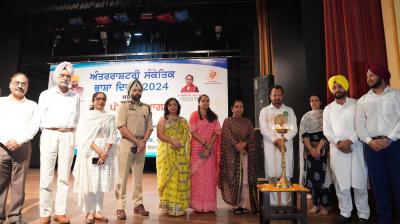 ਪਟਿਆਲਾ 'ਚ ਅੰਤਰਰਾਸ਼ਟਰੀ ਸੰਕੇਤਿਕ ਭਾਸ਼ਾ ਦਿਵਸ ਦਾ ਰਾਜ ਪੱਧਰੀ ਸਮਾਗਮ ਦੀ ਸ਼ੁਰੂਆਤ ਕਰਦੇ ਹੋਏ ਡਾ. ਬਲਜੀਤ ਕੌਰ 