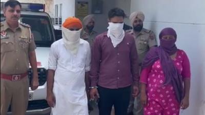 ਫੜੇ ਗਏ ਆਰੋਪੀਆਂ ਨੂੰ ਲੈ ਕੇ ਜਾਂਦੀ ਹੋਈ ਪੁਲਿਸ 