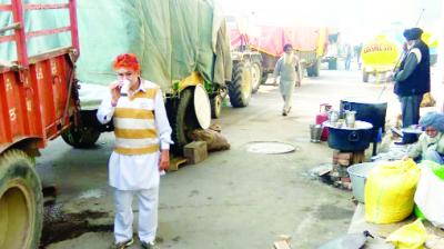 Farmers creating langar by standing trolley between the roads.