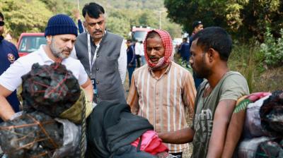 Rahul Gandhi 'shares' burden of coal workers in Jharkhand