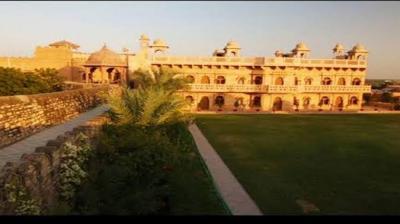 If you are fond of architecture then must visit the khimsar fort on weekends