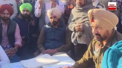  ਪਿੰਡ ਸਭਰਾਂ ਦੀ ਨਵੀਂ ਬਣੀ ਪੰਚਾਇਤ ਪੁਲਿਸ ਚੌਂਕੀ ਸੁਭਰਾ ਵਿਖੇ ਗੱਲਬਾਤ ਕਰਦੇ ਹੋਏ 