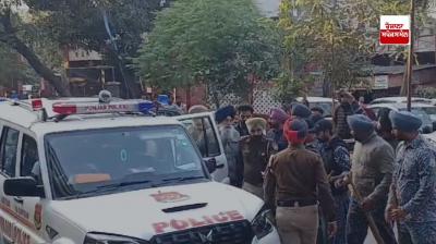 ਪੁਲਿਸ ਨਰਾਇਣ ਚੌੜਾ ਨੂੰ ਅੰਮ੍ਰਿਤਸਰ ਅਦਾਲਤ 'ਚ ਪੇਸ਼ ਕਰਨ ਲਈ ਲਿਜਾਂਦੀ ਹੋਈ