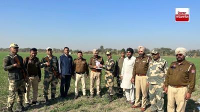 ਪੁਲਿਸ ਅਤੇ ਬੀਐਸਐਫ ਨੂੰ ਸਰਹੱਦ ਨੇੜਿਉਂ ਹੈਰੋਇਨ ਦਾ ਇੱਕ ਪੈਕਟ ਬਰਾਮਦ ਕਰਦੇ ਹੋਏ 