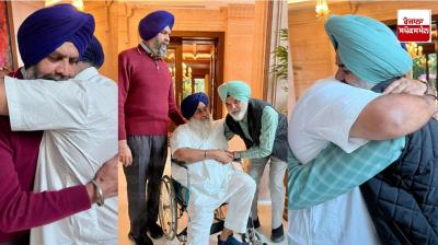 ਸੁਖਬੀਰ ਬਾਦਲ ਏ. ਐਸ.ਆਈ . ਜਸਵੀਰ ਸਿੰਘ ਅਤੇ ਏ. ਐਸ.ਆਈ . ਹੀਰਾ ਸਿੰਘ ਨੂੰ ਗਲੇ ਲਗਾਉਂਦੇ ਹੋਏ 