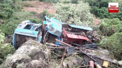 ਛੱਤੀਸਗੜ੍ਹ 'ਚ ਭਿਆਨਕ ਸੜਕ ਹਾਦਸਾ, ਟਰੱਕ ਡੂੰਘੀ ਖੱਡ 'ਚ ਡਿੱਗਿਆ, 3 ਦੀ ਮੌਤ, 4 ਜ਼ਖ਼ਮੀ