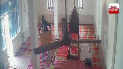 ਗੁਰਦੁਆਰਾ ਸਾਹਿਬ ’ਚੋਂ ਦਿਨ ਦਿਹਾੜੇ ਗੋਲਕ ਚੋਰੀ ਕਰਦਾ ਹੋਇਆ ਵਿਅਕਤੀ 