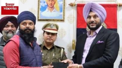 ਪੁਲਿਸ ਕਮਿਸ਼ਨਰ ਗੁਰਪ੍ਰੀਤ ਭੁੱਲਰ ਅਸਲ ਮਾਲਕਾਂ ਨੂੰ ਮੋਬਾਈਲ ਸੌਂਪਦੇ ਹੋਏ