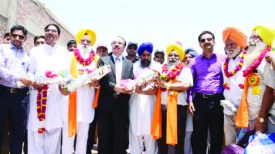 Pakistani Authorities Welcoming Sikh Pilgrims