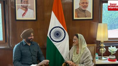 BJP leader Amanjot Kaur met Union Minister Ravneet Singh Bittu.