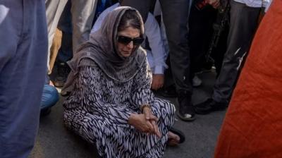 Mehbooba Mufti protested against the detention of PDP workers