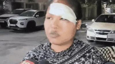 ਜ਼ਖ਼ਮੀ ਪਤਨੀ ਪੱਤਰਕਾਰਾਂ ਨਾਲ ਗੱਲਬਾਤ ਕਰਦੀ ਹੋਈ