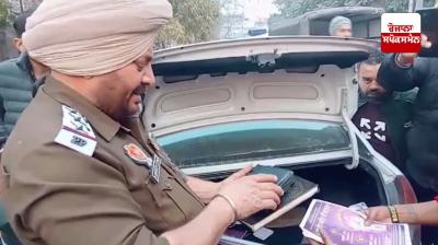 ਪੁਲਿਸ ਅਧਿਕਾਰੀ ਗੱਡੀ ਦੀ ਚੈਕਿੰਗ ਕਰਦੇ ਹੋਏ 