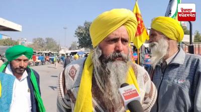 ਕਿਸਾਨ ਆਗੂ ਪੱਤਰਕਾਰਾਂ ਨਾਲ ਗੱਲਬਾਤ ਕਰਦੇ ਹੋਏ 