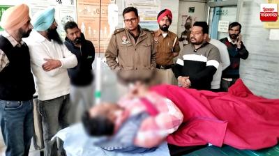 ਜ਼ਖ਼ਮੀ ਨਾਲ ਗੱਲਬਾਤ ਕਰਦੇ ਹੋਏ ਪੁਲਿਸ ਅਧਿਕਾਰੀ 