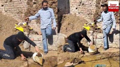 ਐਕਸਾਈਜ਼ ਵਿਭਾਗ ਅਤੇ ਪੁਲਿਸ ਮੱਝਾਂ ਗਾਵਾਂ ਬੰਨਣ ਵਾਲੀ ਥਾਂ ਤੋਂ ਲਾਹੁਣ ਬਰਾਮਦ ਕਰਦੇ ਹੋਏ  