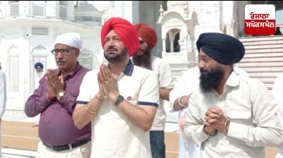 Punjabi singer Malkit Singh pays obeisance at Sachkhand Sri Darbar Sahib