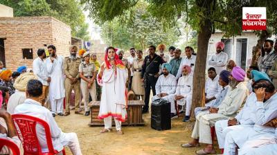 ਅੰਮ੍ਰਿਤਾ ਵੜਿੰਗ ਪਿੰਡ ਵਾਸੀਆਂ ਨੂੰ ਸੰਬੋਧਨ ਕਰਦੇ ਹੋਏ 