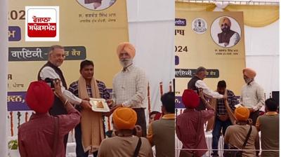 ਭਾਸ਼ਾ ਵਿਭਾਗ ਪੰਜਾਬ ਵੱਲੋਂ ਪ੍ਰਗਟ ਸਿੰਘ ਅਜ਼ੀਜ਼ ਸਰੋਏ ਨੂੰ ‘‘ਨਾਨਕ ਸਿੰਘ ਅਵਾਰਡ’’ ਨਾਲ ਸਨਮਾਨਿਤ ਕਰਦੇ ਹੋਏ ਤਸਵੀਰ 
