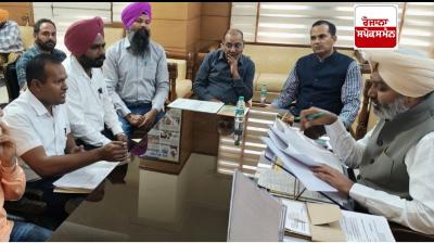 ਵਿੱਤ ਮੰਤਰੀ ਹਰਪਾਲ ਸਿੰਘ ਚੀਮਾ ਏਡਜ਼ ਕੰਟਰੋਲ ਸੁਸਾਇਟੀ ਦੇ ਕਰਮਚਾਰੀਆਂ ਨਾਲ ਮੀਟਿੰਗ ਕਰਦੇ ਹੋਏ 