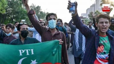 ਪਾਕਿਸਤਾਨ 'ਚ ਇਮਰਾਨ ਦੇ ਐਲਾਨ ਤੋਂ ਬਾਅਦ ਪ੍ਰਦਰਸ਼ਨਕਾਰੀ ਪ੍ਰਦਰਸ਼ਨ ਕਰਦੇ ਹੋਏ 