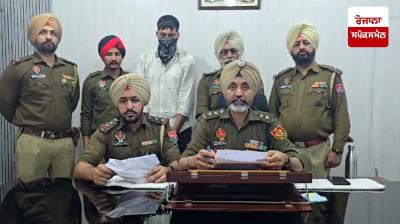 ਪੁਲਿਸ ਅਧਿਕਾਰੀ ਮੁਲਜ਼ਮ ਬਲਜਿੰਦਰ ਸਿੰਘ ਬਾਰੇ ਜਾਣਕਾਰੀ ਦਿੰਦੇ ਹੋਏ 