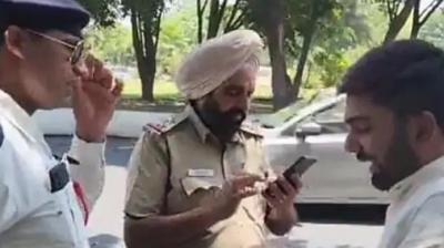 ਪੁਲਿਸ ਚਲਾਨ ਕੱਟਦੀ ਹੋਈ 