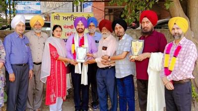 ਸਨਮਾਨਿਤ ਕਰਦੇ ਹੋਏ ਤਸਵੀਰ 