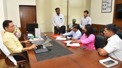 ਮੰਤਰੀ ਸ੍ਰੀ ਅਮਨ ਅਰੋੜਾ ਮਂਟਿੰਗ ਕਰਦੇ ਹੋਏ 