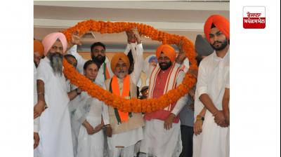 ਕੈਪਸ਼ਨ-ਡੇਰਾਬੱਸੀ ਪ੍ਰੋਗਰਾਮ ਦੌਰਾਨ ਨਾਇਬ ਸੈਣੀ ਦਾ ਸਨਮਾਨ ਕਰਦੇ ਹੋਏ ਆਗੂ