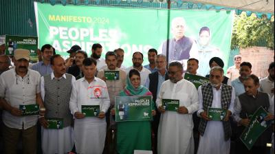 ਮਹਿਬੂਬਾ ਮੁਫਤੀ, ਪੀਡੀਪੀ ਨੇਤਾਵਾਂ ਨਾਲ ਸ਼੍ਰੀਨਗਰ ’ਚ ਆਪਣਾ ਪਾਰਟੀ ਮੈਨੀਫੈਸਟੋ ਜਾਰੀ ਕਰਦੇ ਹੋਏ 