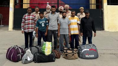 ਕੇਂਦਰੀ ਜੇਲ੍ਹ ਅੰਮ੍ਰਿਤਸਰ ਤੋਂ ਰਿਹਾਅ ਕੀਤੇ ਗਏ ਛੇ ਪਾਕਿਸਤਾਨੀ ਕੈਦੀ ਵਾਪਸੀ ਮੌਕੇ ਪੁਲਿਸ ਪਾਰਟੀ ਨਾਲ।