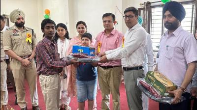  ਸਕੂਲ ਦੇ ਲੋੜਵੰਦ ਵਿਦਿਆਰਥੀਆਂ ਨੂੰ ਵਰਦੀਆਂ ਤਕਸੀਮ ਕਰਦੇ ਹੋਏ ਮੁੱਖ ਸਕੱਤਰ 