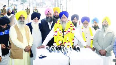 Gobind Singh Longowal Talking to the Media