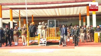 ਪੰਜਾਬ ਦੇ ਰਾਜਪਾਲ ਗੁਲਾਬ ਚੰਦ ਕਟਾਰੀਆ ਨੇ ਤਿਰੰਗਾ ਲਹਿਰਾਉਂਦੇ ਹੋਏ 