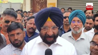 ਮੰਤਰੀ ਮਨਜਿੰਦਰ ਸਿੰਘ ਸਿਰਸਾ ਪੱਤਰਕਾਰਾਂ ਨਾਲ ਗੱਲਬਾਤ ਕਰਦੇ ਹੋਏ 