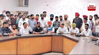 ਕੈਬਨਿਟ ਮੰਤਰੀ ਮੋਹਿੰਦਰ ਭਗਤ ਜਲੰਧਰ ’ਚ ਦੋਆਬਾ ਜ਼ੋਨ ਦੀ ਮੀਟਿੰਗ ਕਰਦੇ ਹੋਏ  