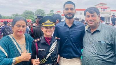  ਲੈਫਟੀਨੈਂਟ ਪੱਲਵੀ ਰਾਜਪੂਤ ਆਪਣੇ ਮਾਤਾ ਪਿਤਾ ਨਾਲ 