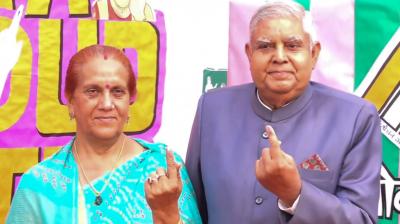 ਉਪ ਪ੍ਰਧਾਨ ਜਗਦੀਪ ਧਨਖੜ ਅਤੇ ਪਤਨੀ ਸੁਦੇਸ਼ ਨੇ ਪਾਈ ਵੋਟ