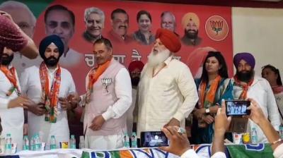 ਆਗੂ ਗੁਰਦੀਪ ਜਟਾਣਾ ਭਾਜਪਾ ’ਚ ਸ਼ਾਮਲ ਹੁੰਦੇ ਹੋਏ  