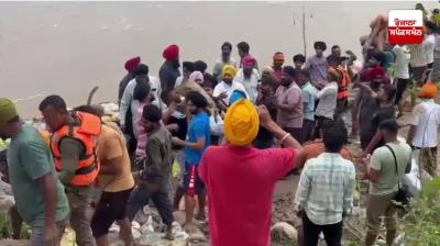 ਸਤਲੁਜ ਦਰਿਆ ਦੇ ਦਾਊਦਪੁਰ ਬੰਨ੍ਹ ਨੂੰ ਟੁੱਟਣ ਤੋਂ ਬਚਾਉਣ ਲਈ MP ਚਰਨਜੀਤ ਚੰਨੀ ਨੇ ਸਾਂਭਿਆ ਮੋਰਚਾ